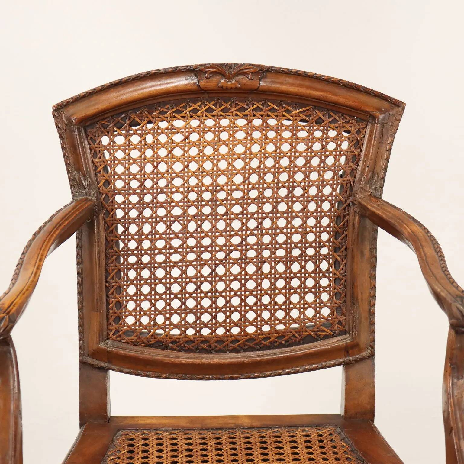 Fauteuil ancien de style néoclassique en noyer et hêtre, France '700