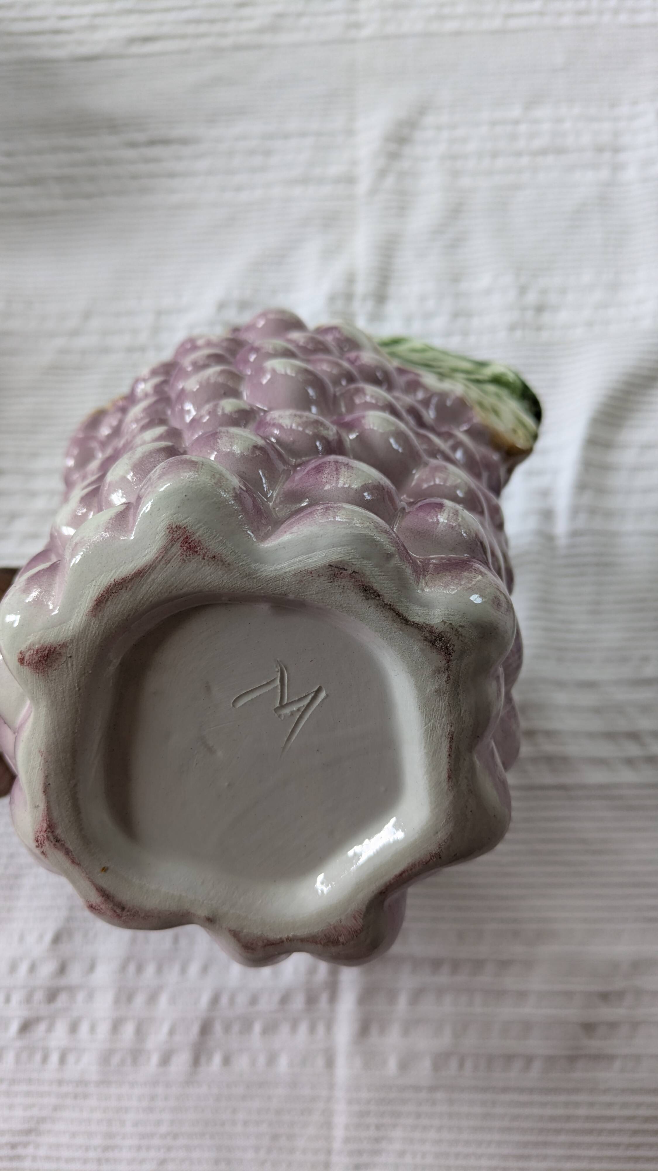 Pichet vintage en barbotine grappe de raisin violette