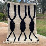 Moroccan Berber rug in black and white wool, size 150 x 250 cm