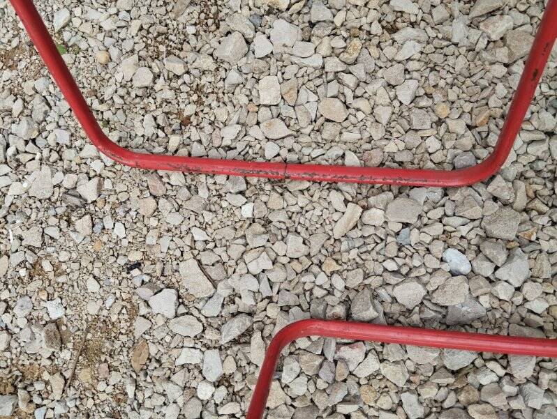 Set of 5 vintage red metal mesh folding chairs, Ted Net style.