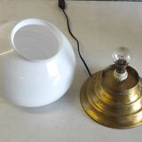 Lampe à poser globe opaline et métal doré - mid. XXéme