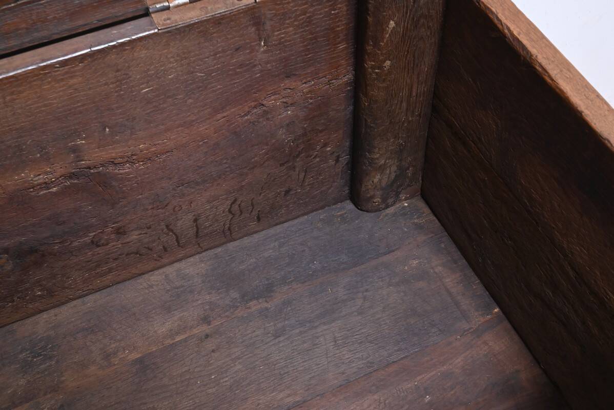 Important oak chest – late 19th century