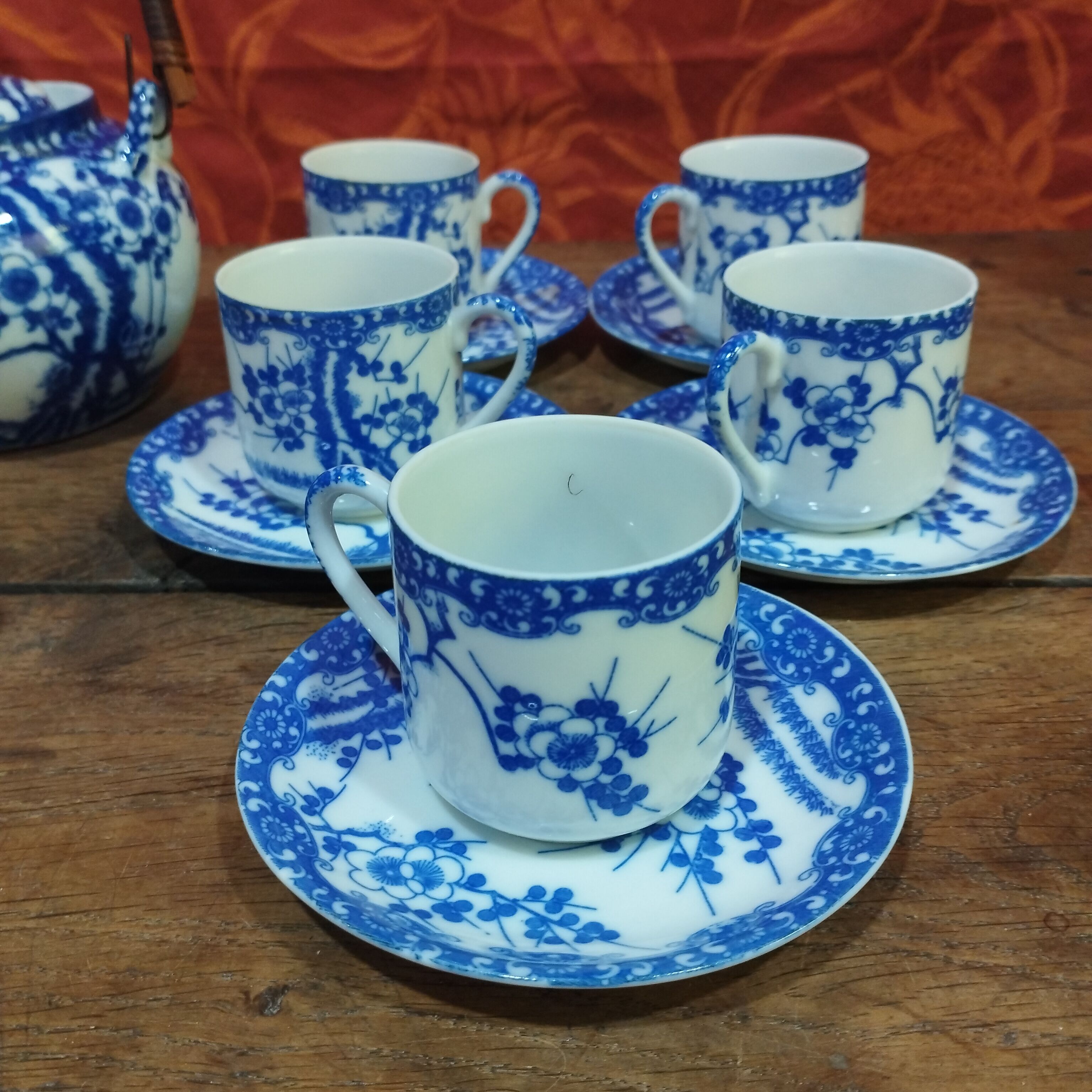 Japanese tea set consisting of 16 pieces in blue porcelain - floral motif