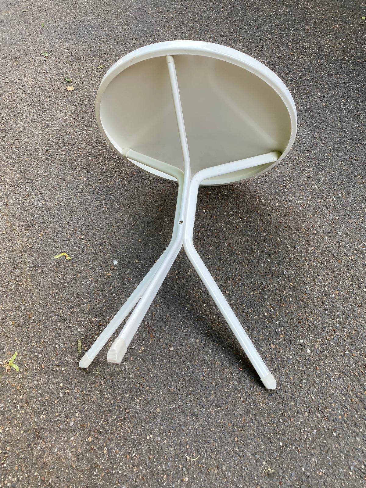 White round tripod bistro table in steel 60cm