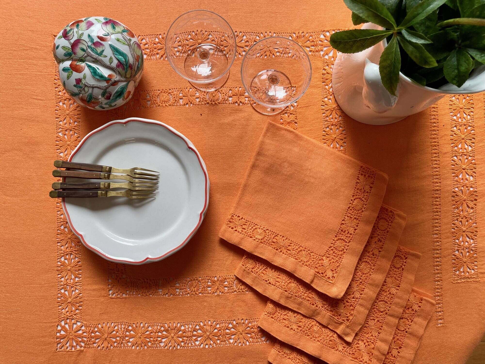 Old embroidered tablecloth "mandarin" and its 6 towels, 130x130 cm, métis
