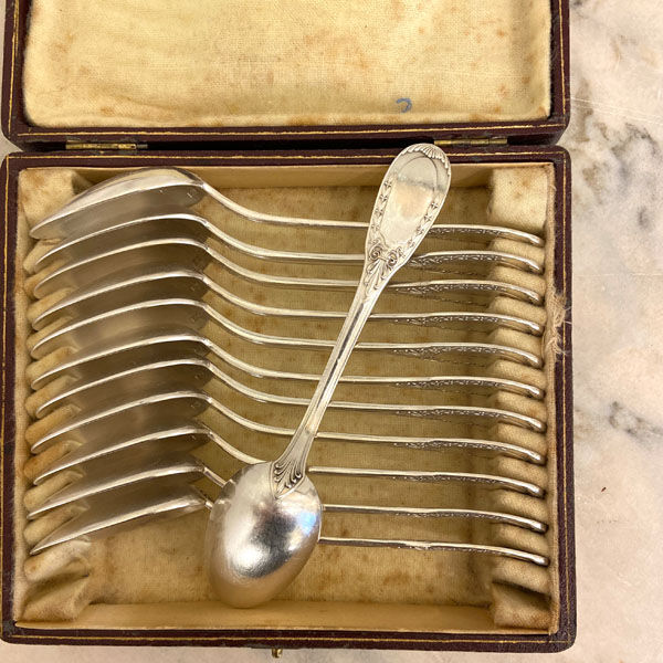 Series of 12 dessert spoons, silver metal