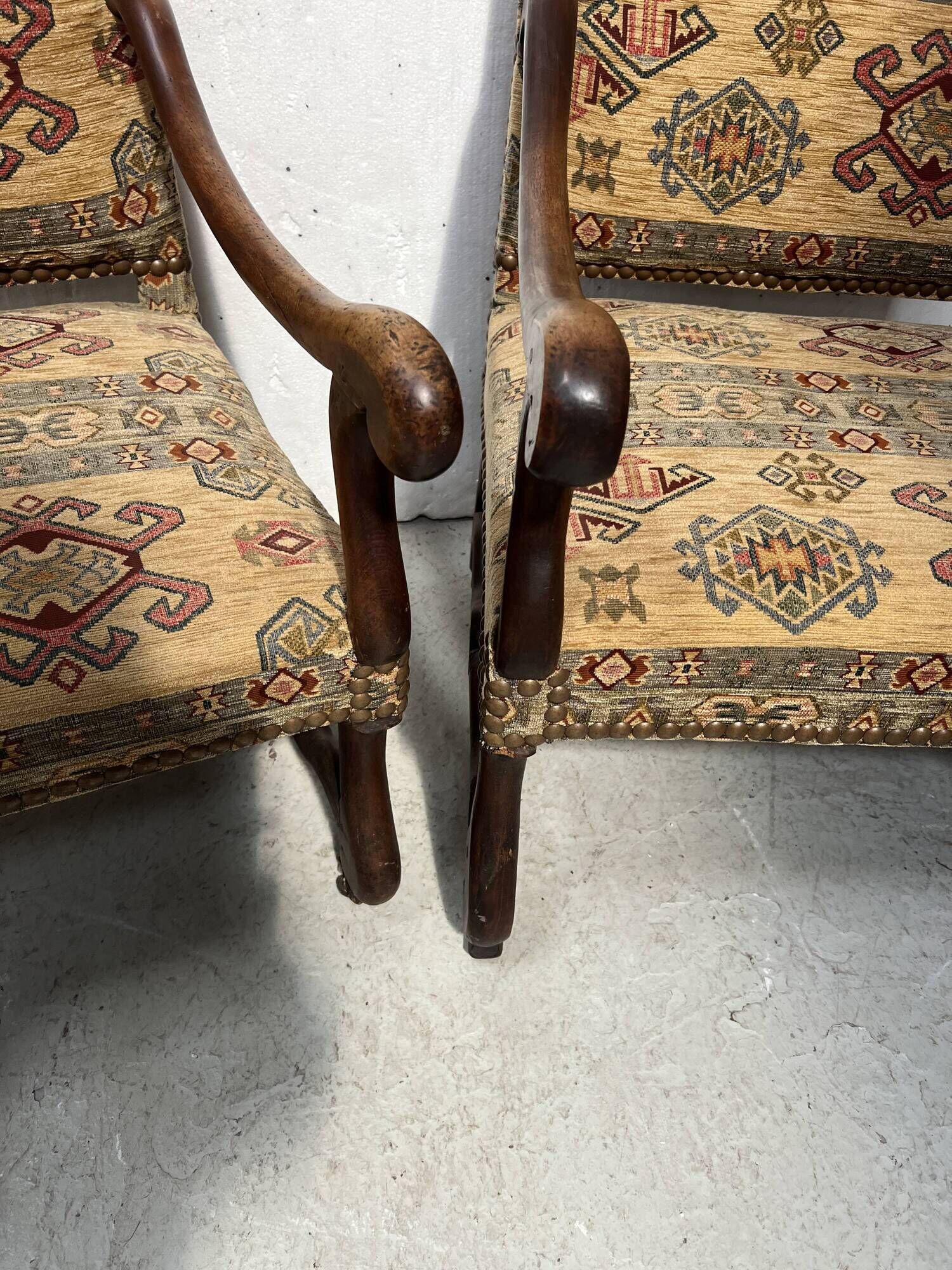 Paire de fauteuils de style Louis XIII a haut dossiers plats XX siècle