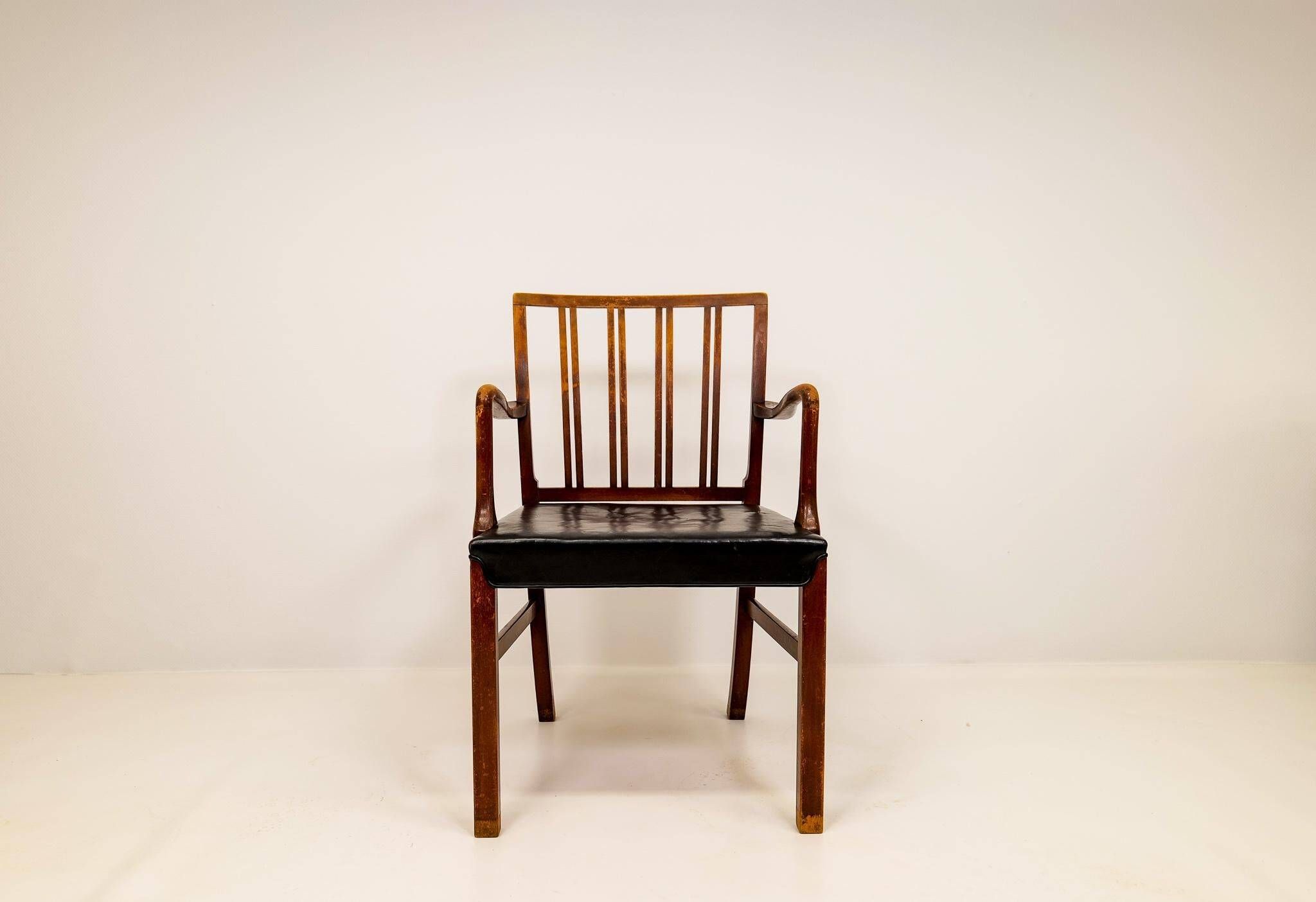 Fauteuil mi-siècle Ole Wanscher pour Fritz Hansen, hêtre teinté et cuir