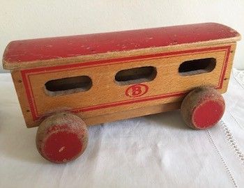 Jouet ancien petit train locomotive et wagons en bois