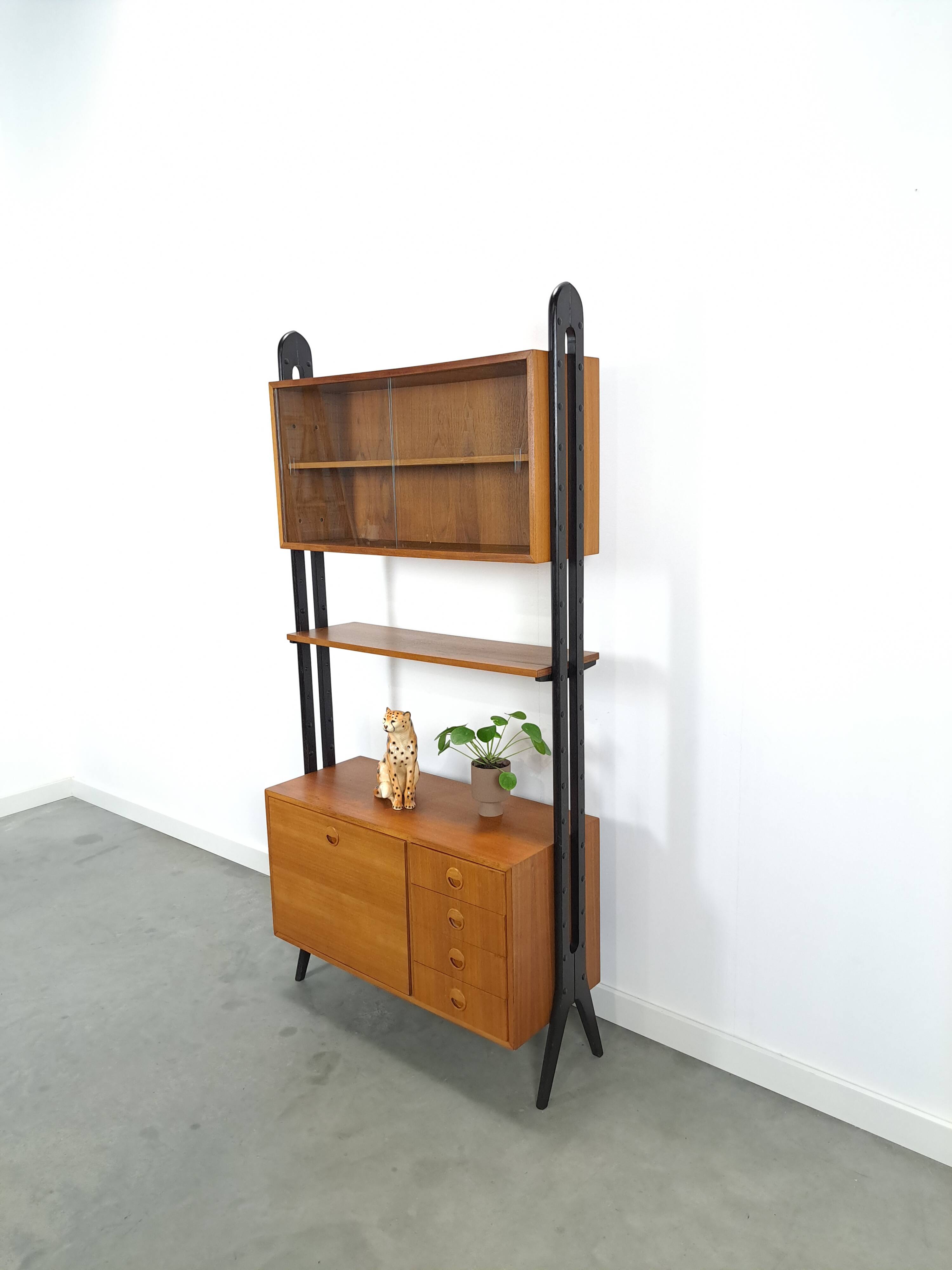 Armoire design en teck Musterring avec pieds noirs