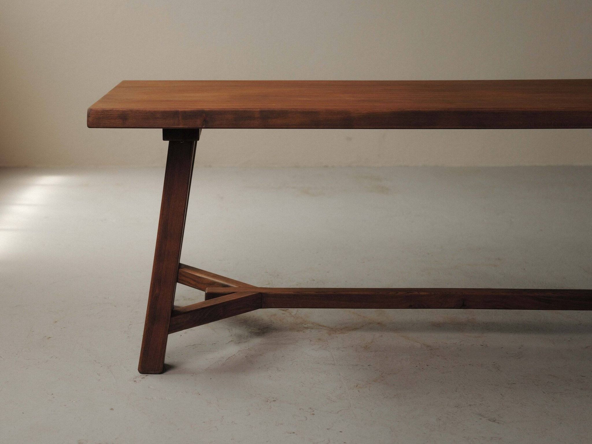 Grande table artisanale en chêne, France, vers 1970