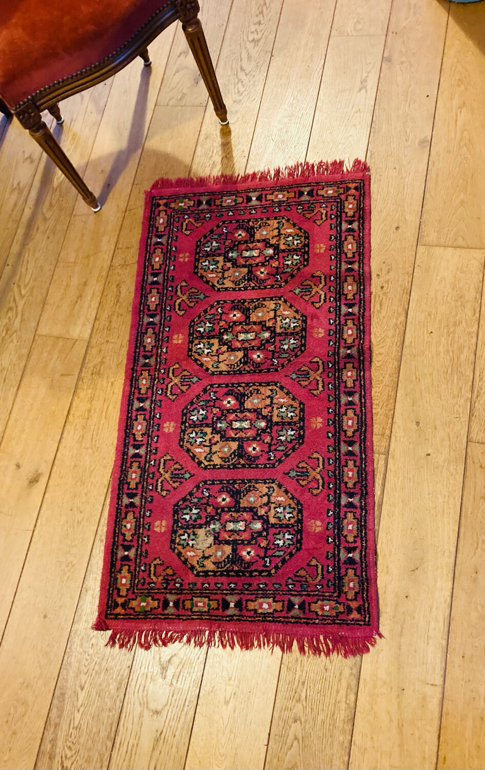 Handmade persian rug in pure virgin wool from the mid-20th century.