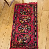 Handmade persian rug in pure virgin wool from the mid-20th century.