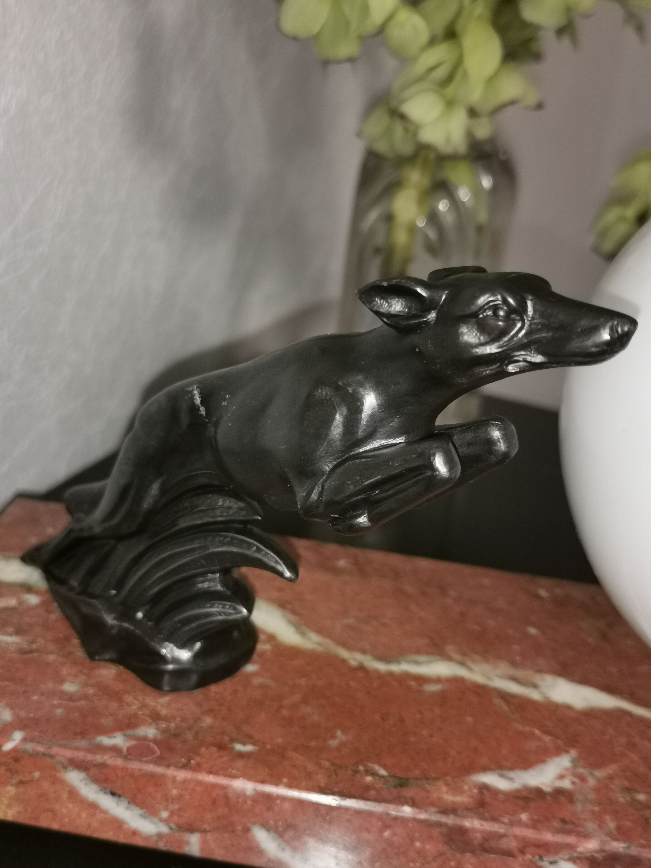 Art deco lamp, marble, globe, opaline and greyhounds in regulation, 1930