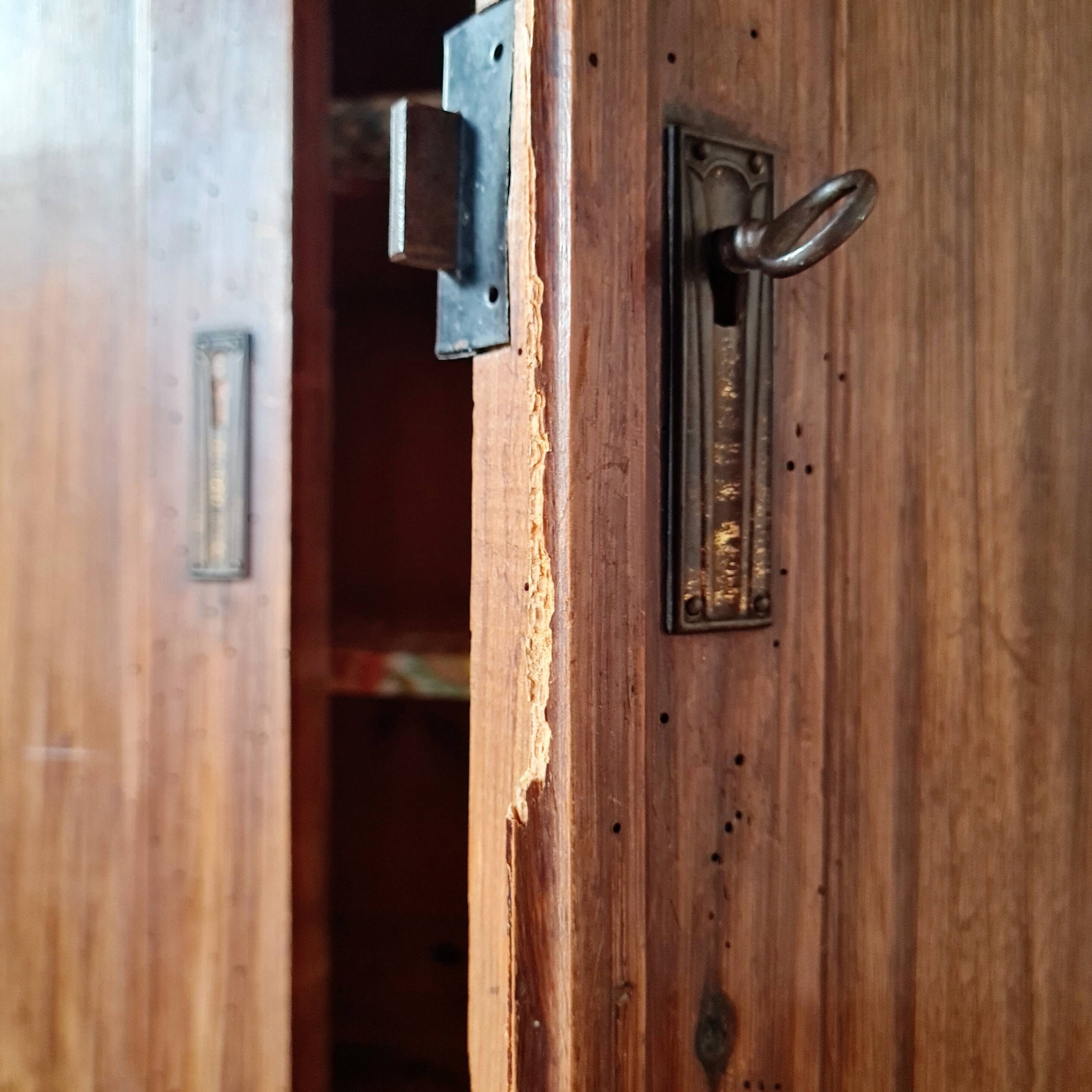 Buffet parisien bois ancien 2 portes panneautées