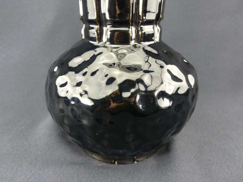 The Foulon, vase with iridescent black cover