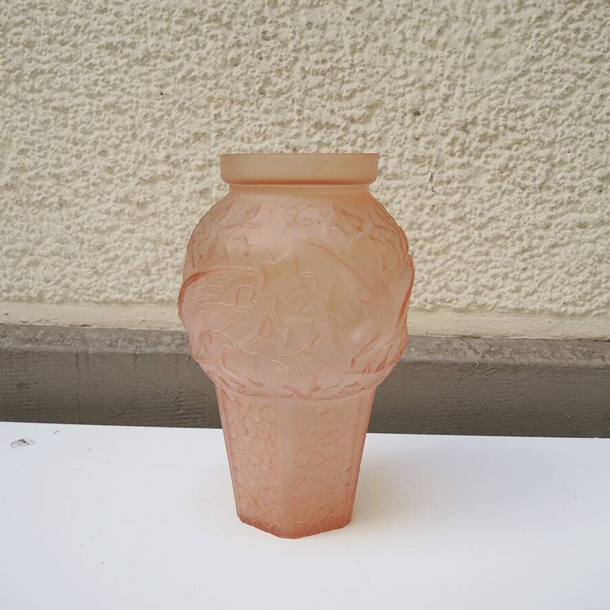Ancien vase en verre rose de style art déco