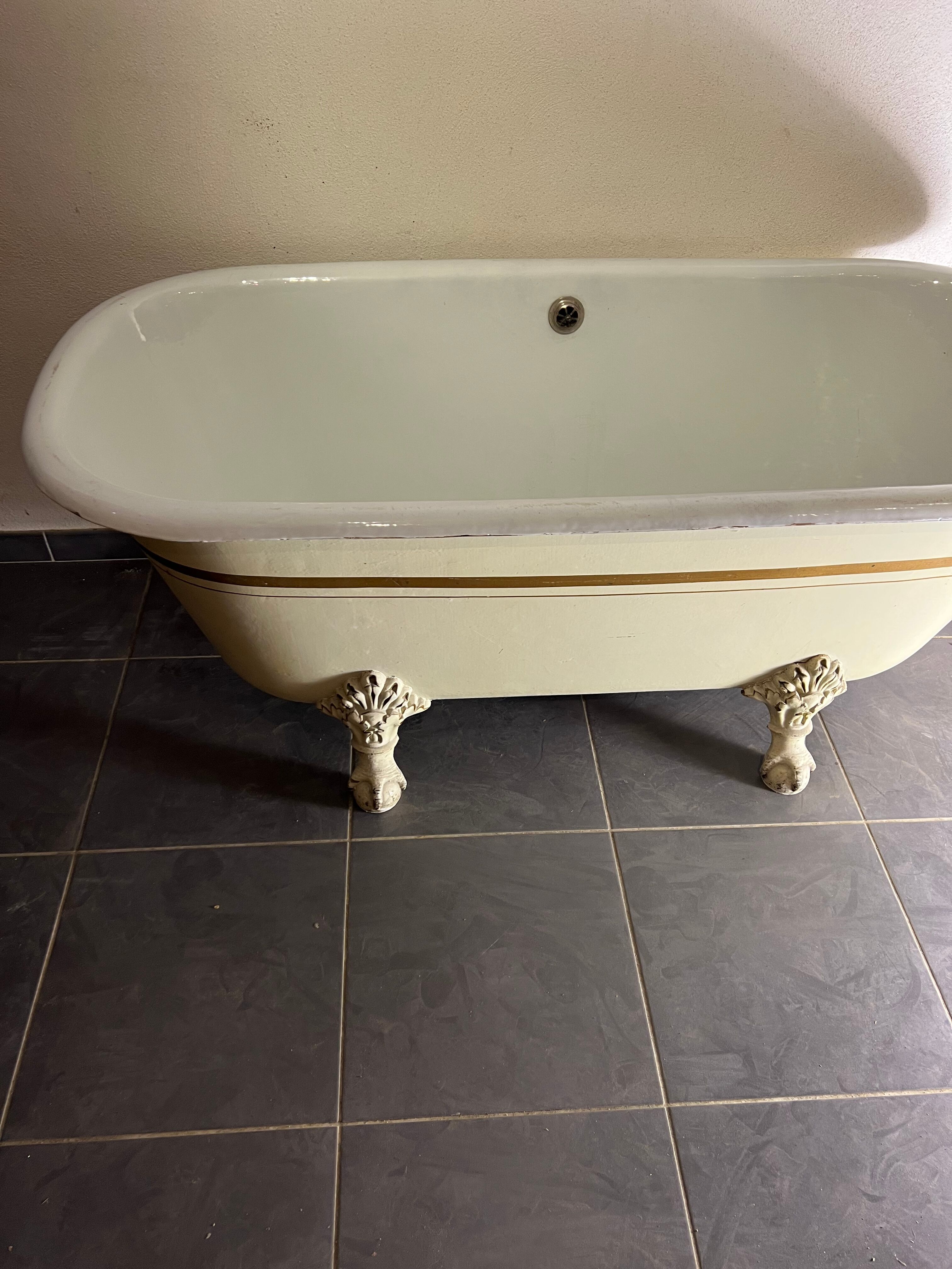 Cast iron bathtub