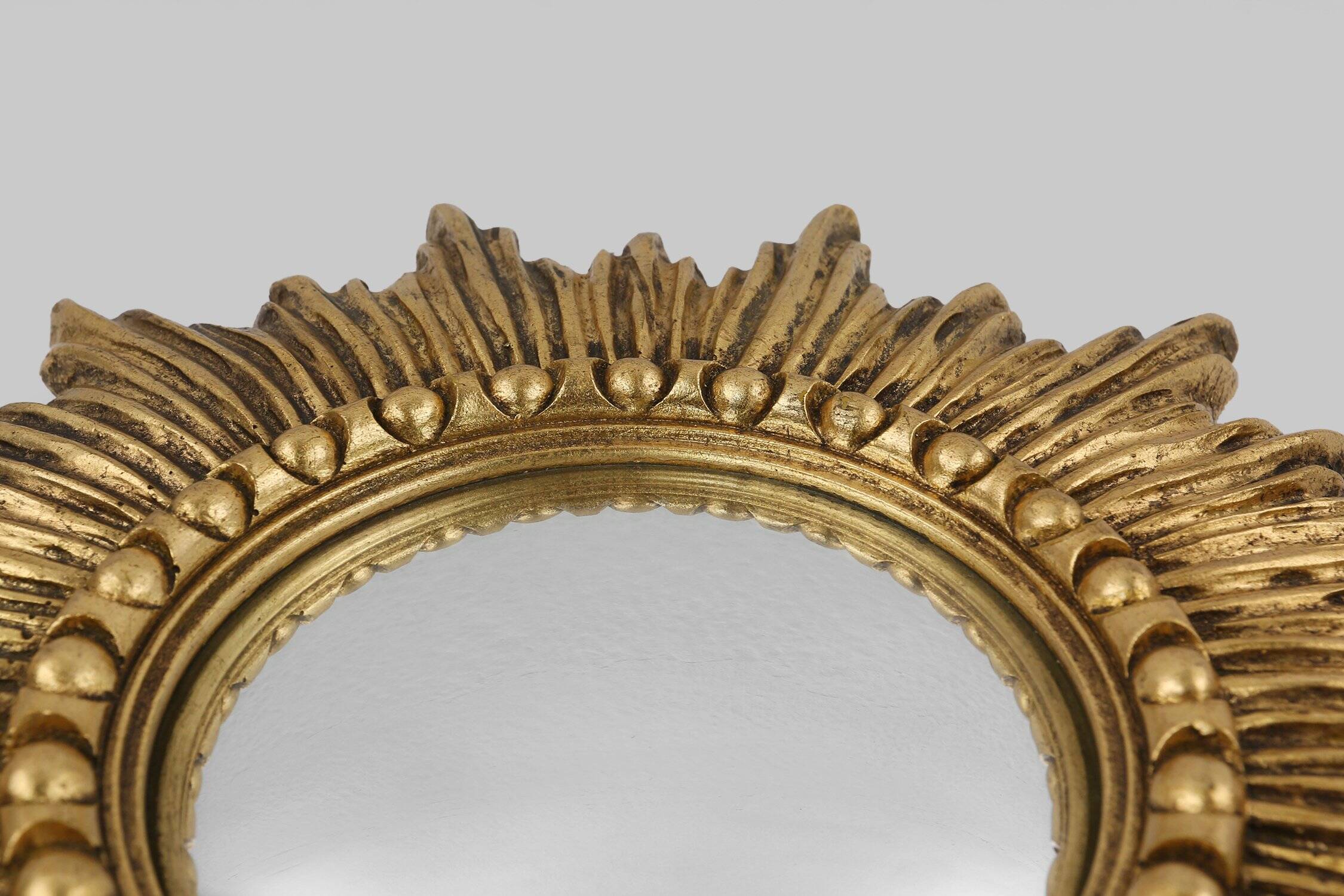Miroir en résine en forme de soleil doré avec miroir convexe, France, années 1960.