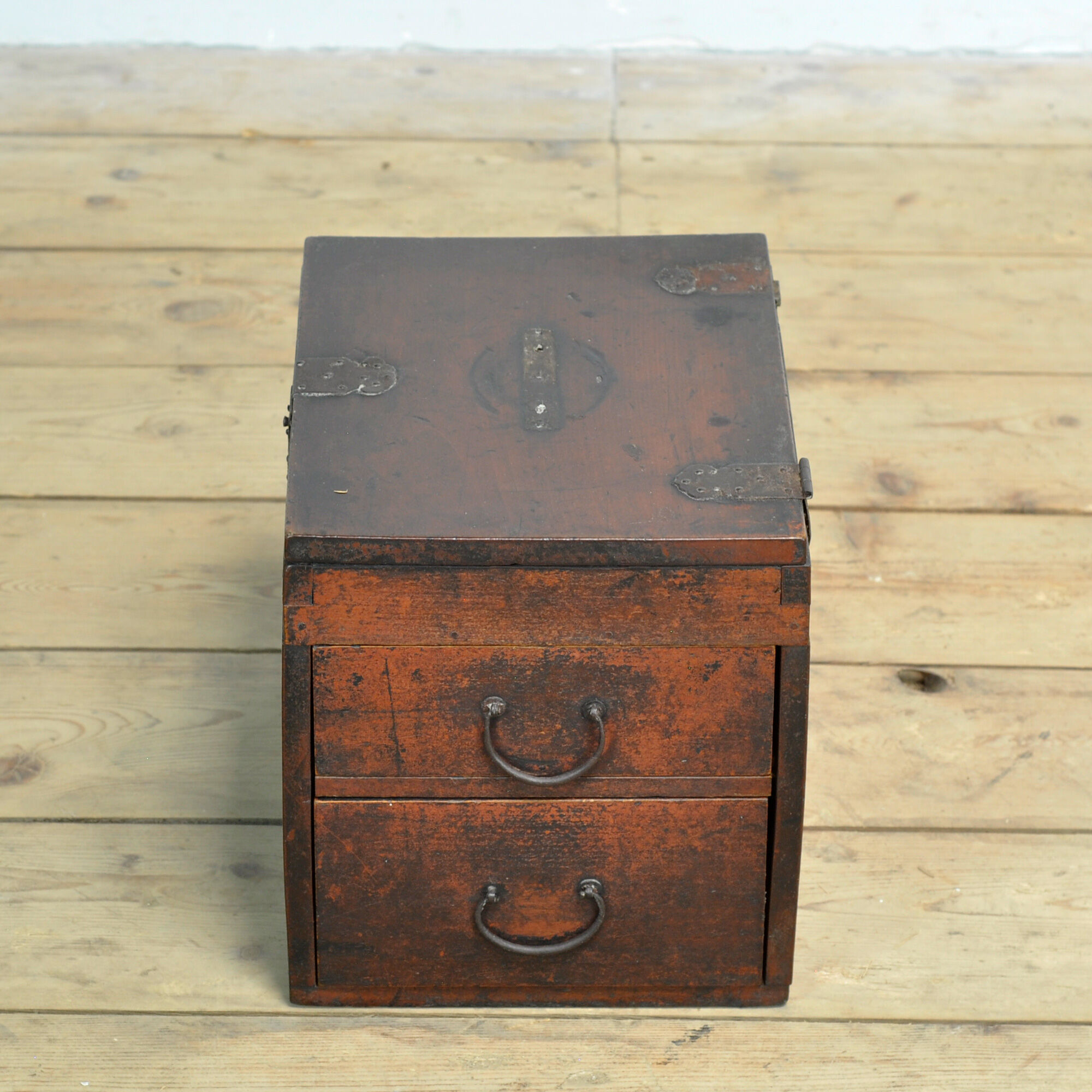 Petite commode japonaise, vers 1900