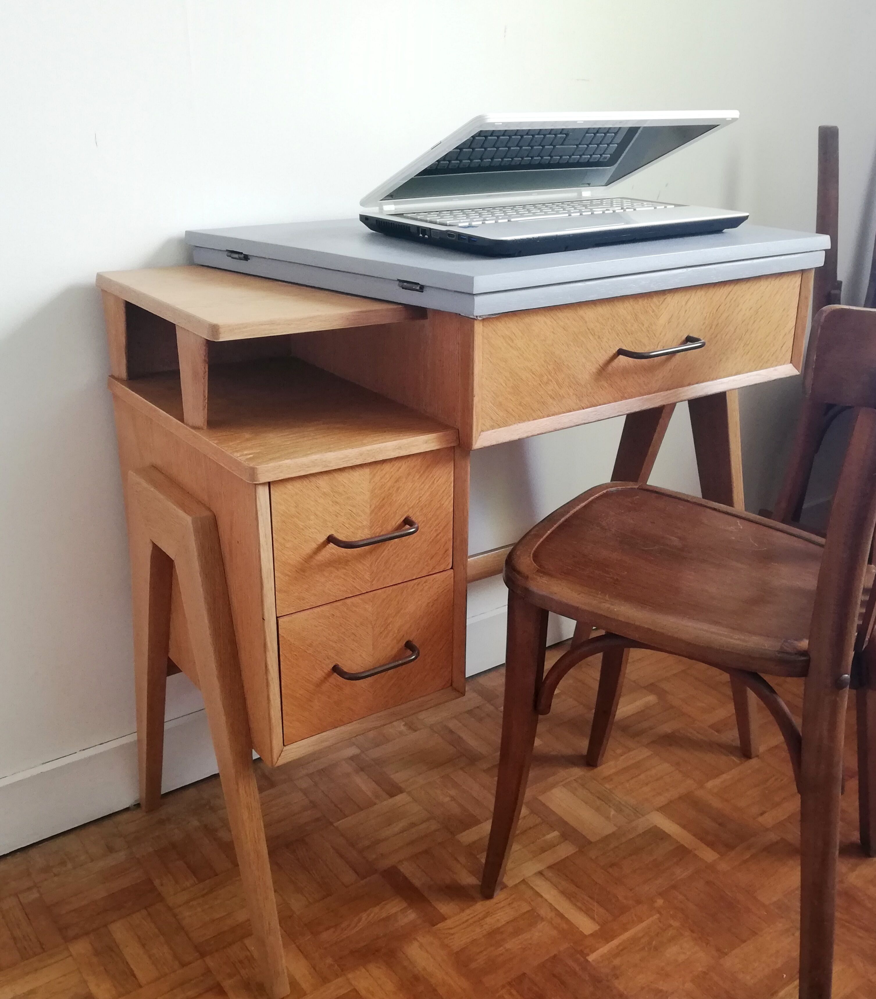 Extendable desk compass feet