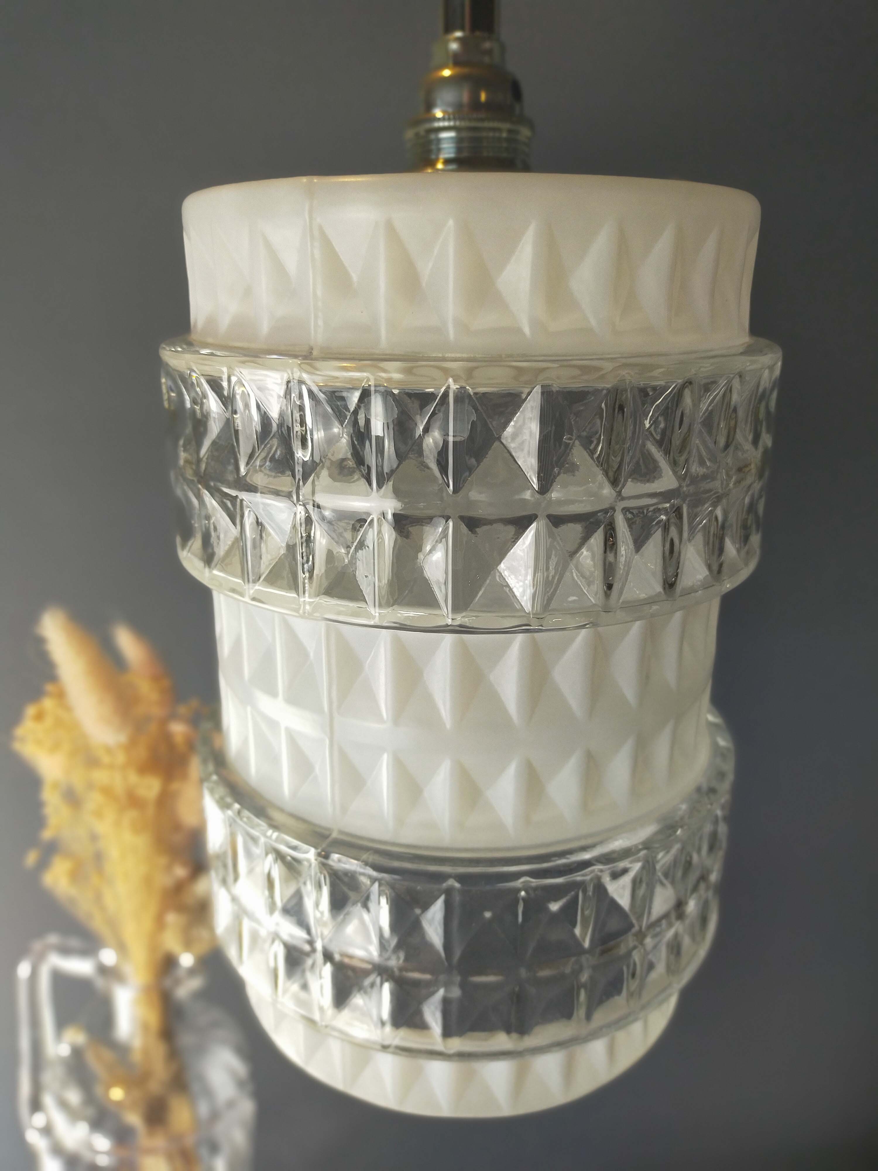 White and transparent glass suspension