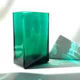 Vase rectangulaire verre vert foncé