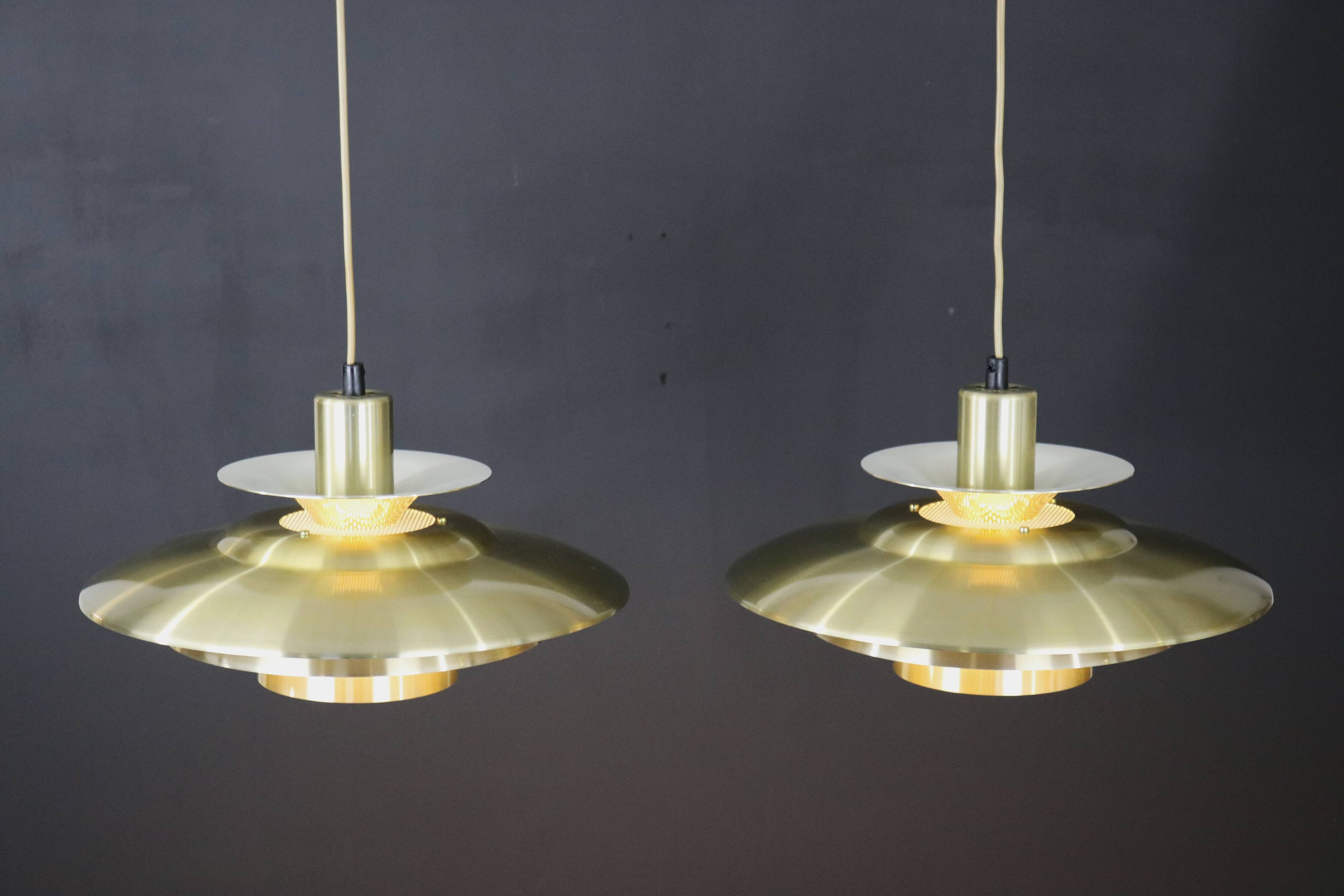 Rare paire de lampes design danoises dorées - Jeka Metaltryk modèle 1017 - très bon état.