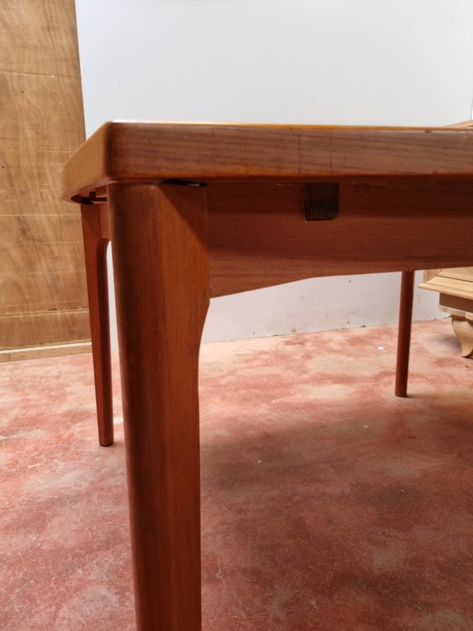 Scandinavian square extension table