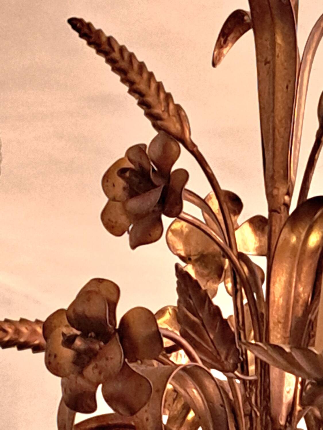 Chandelier with ears of wheat and flowers in gilded metal