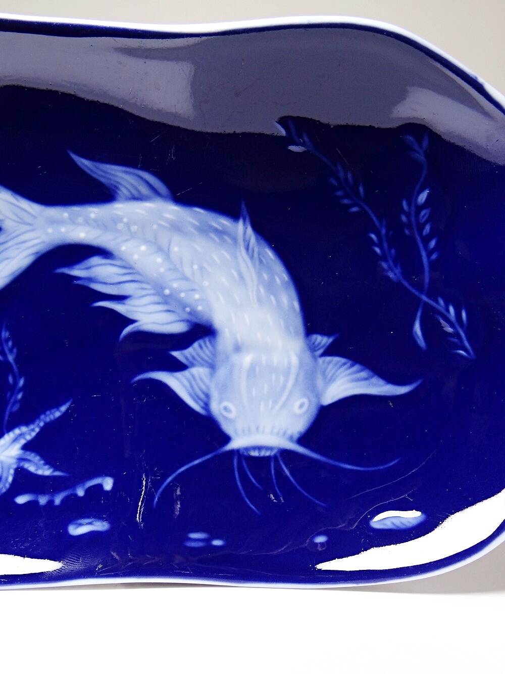 Vide-poche porcelaine émaillée bleu de four Limoges décor poisson japonisant