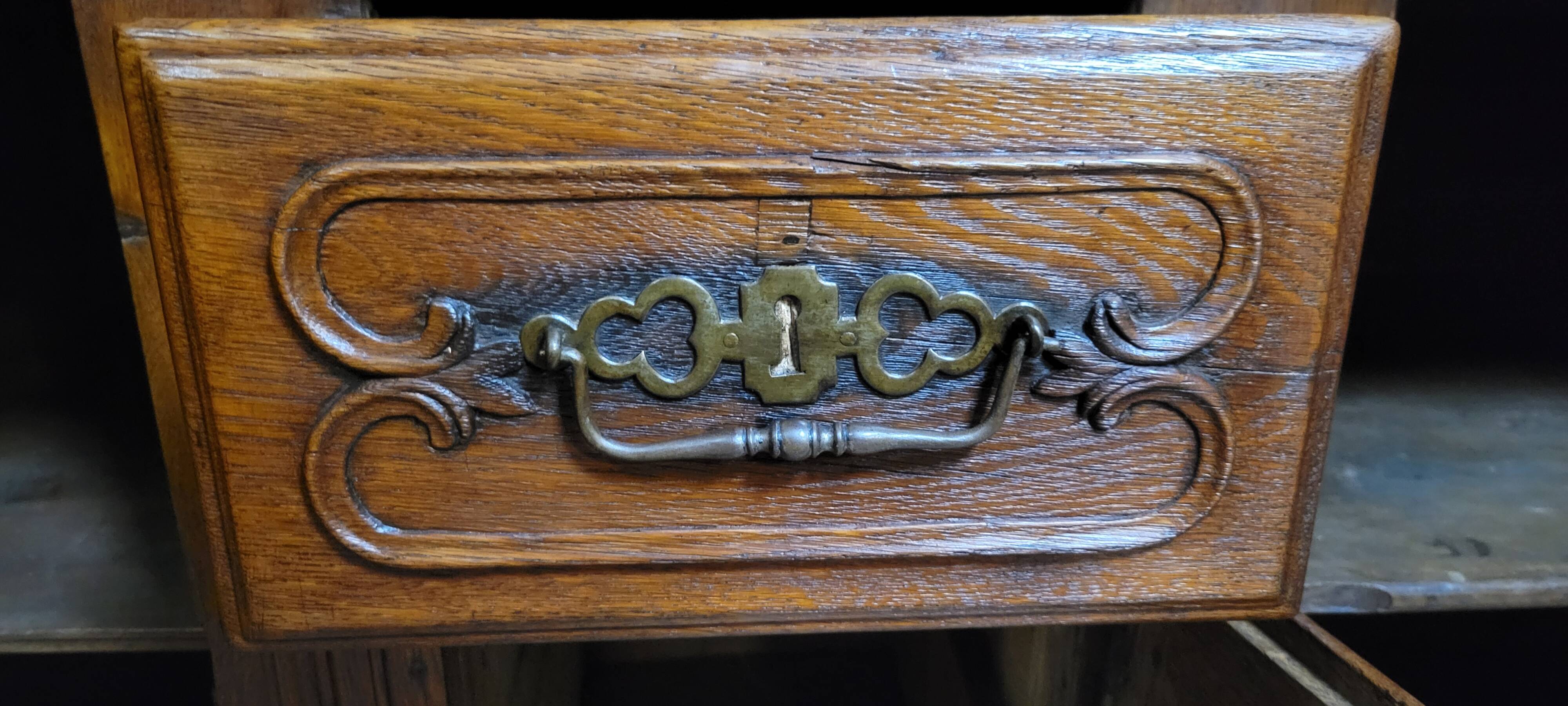 Important buffet deux corps époque Louis XV en chêne massif