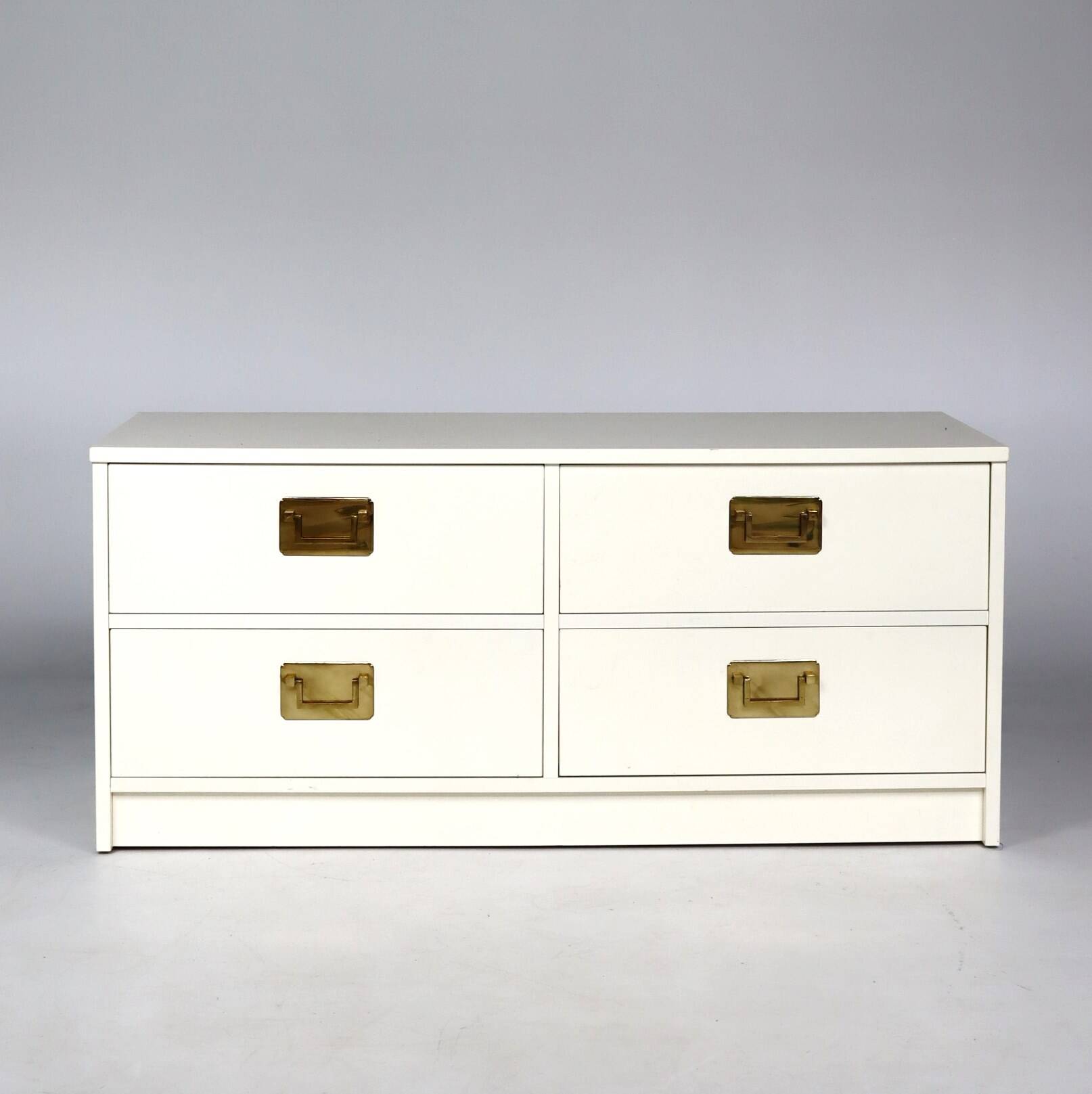 White lacquered chest of drawers and brass handles, 1970s