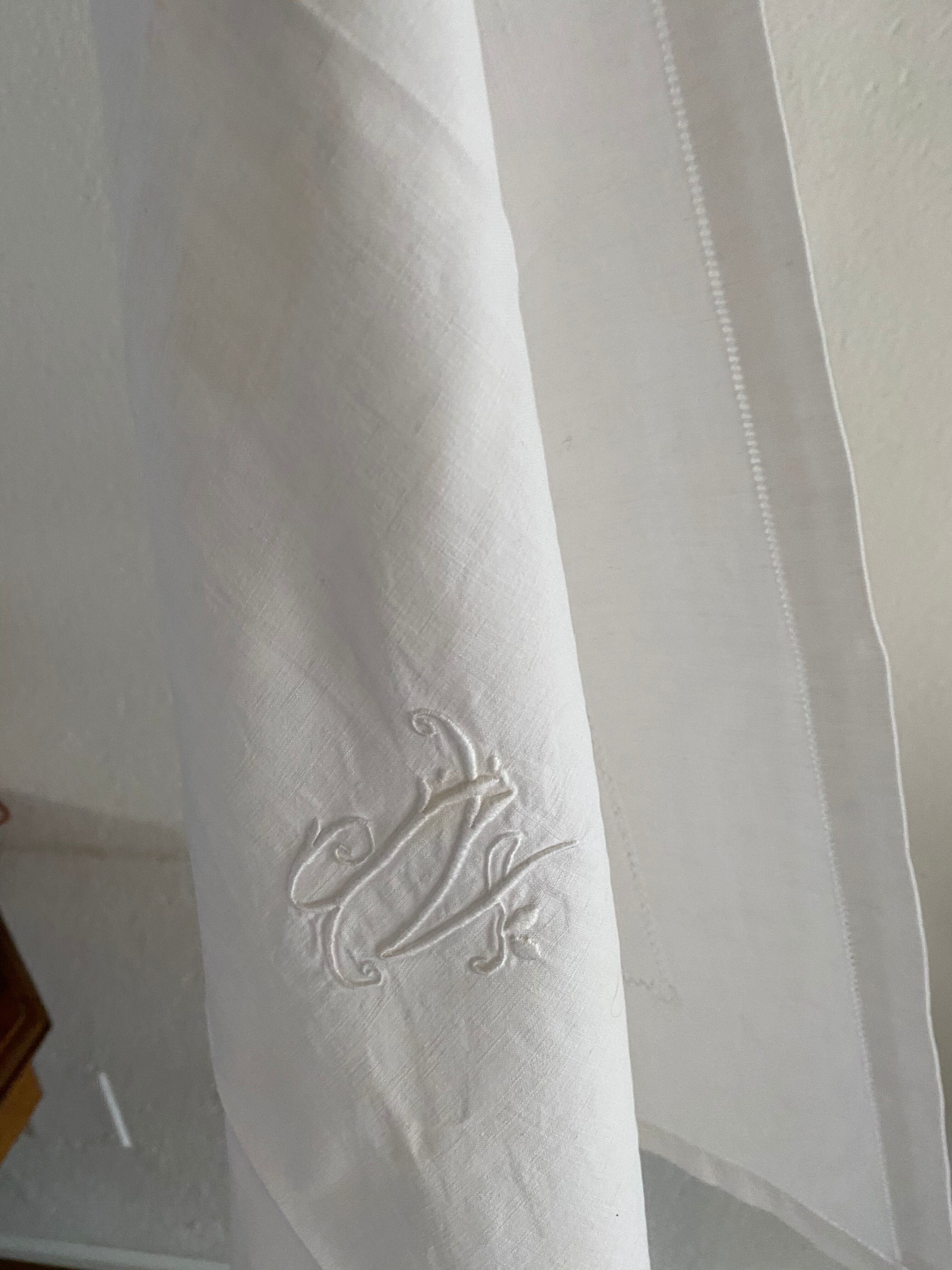 Deux torchons en fil de coton monogramme AP.