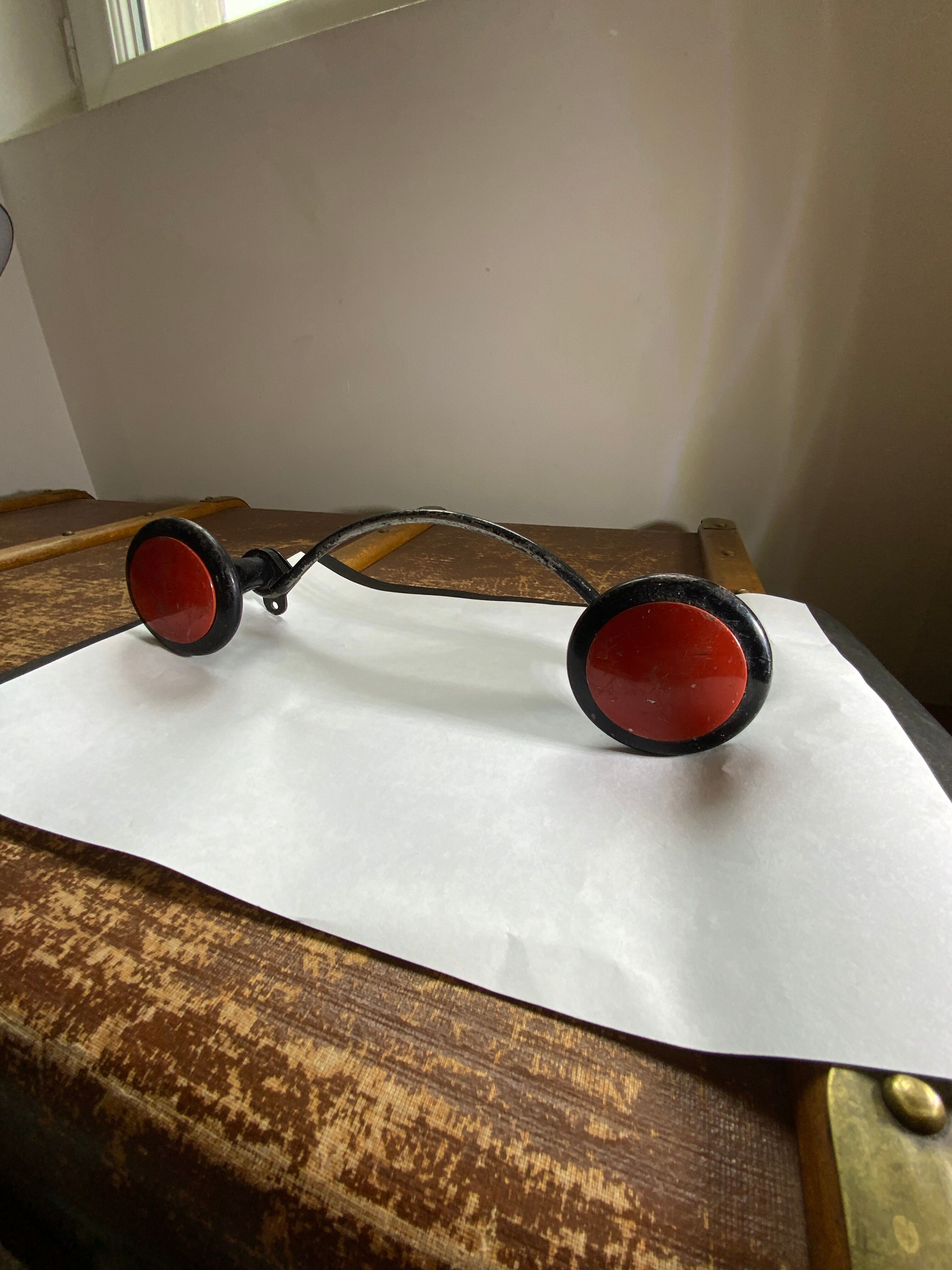 Vintage double hook in metal and plastic red and black