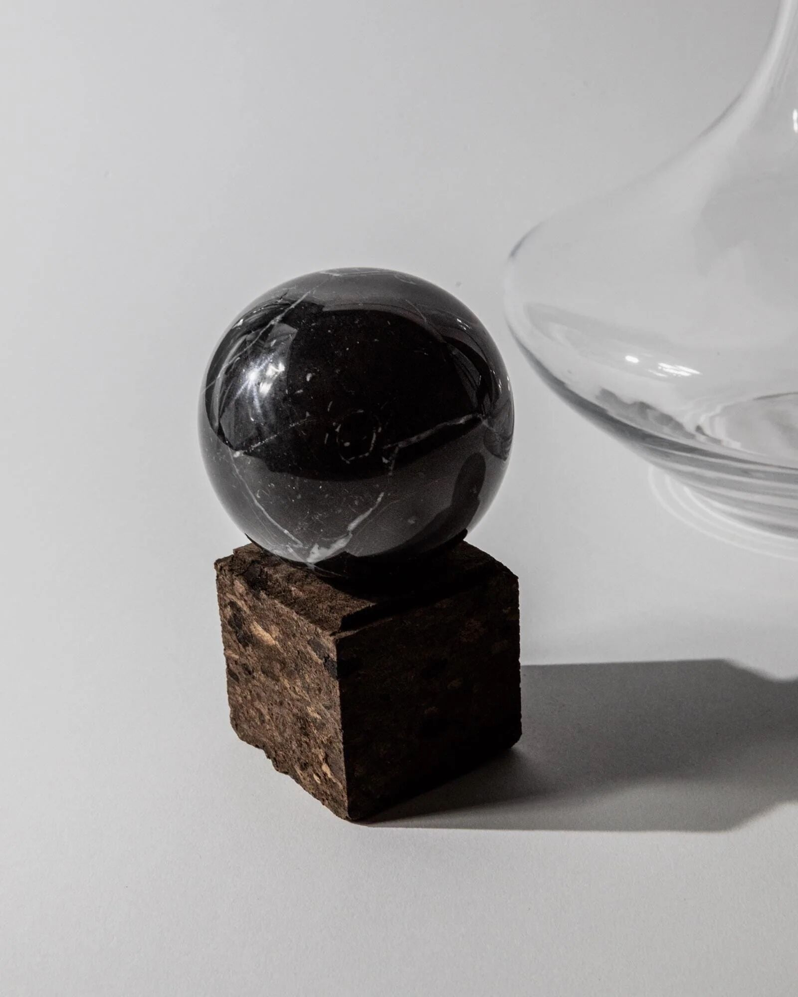 Carafe à vin vintage des années 1990, corps en verre arrondi avec sphère en marbre et bouchon cube en liège