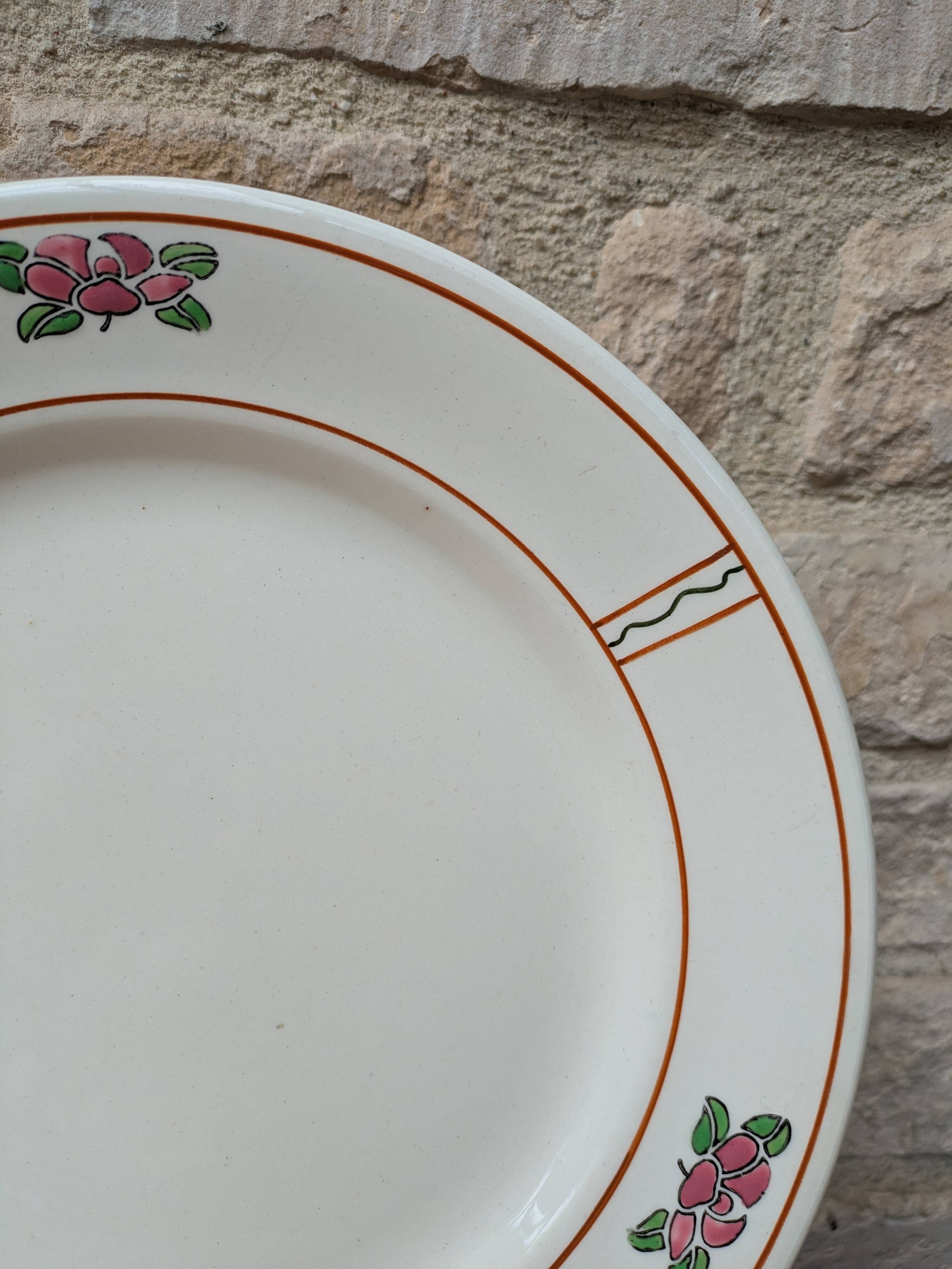 Round service plate in Iron Earth Salins model Nénuphar 29cm