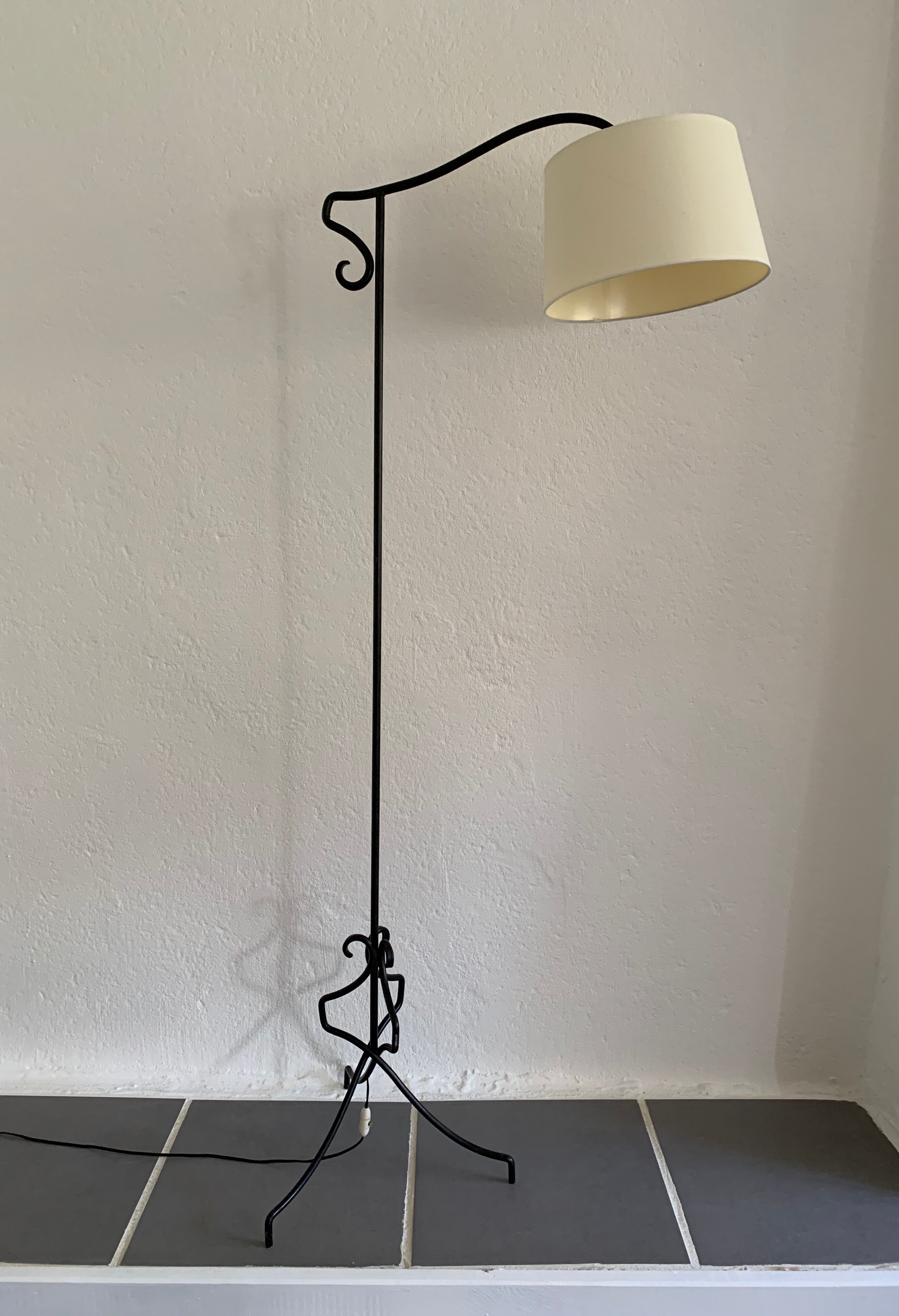 Vintage metal tripod tripod lamp