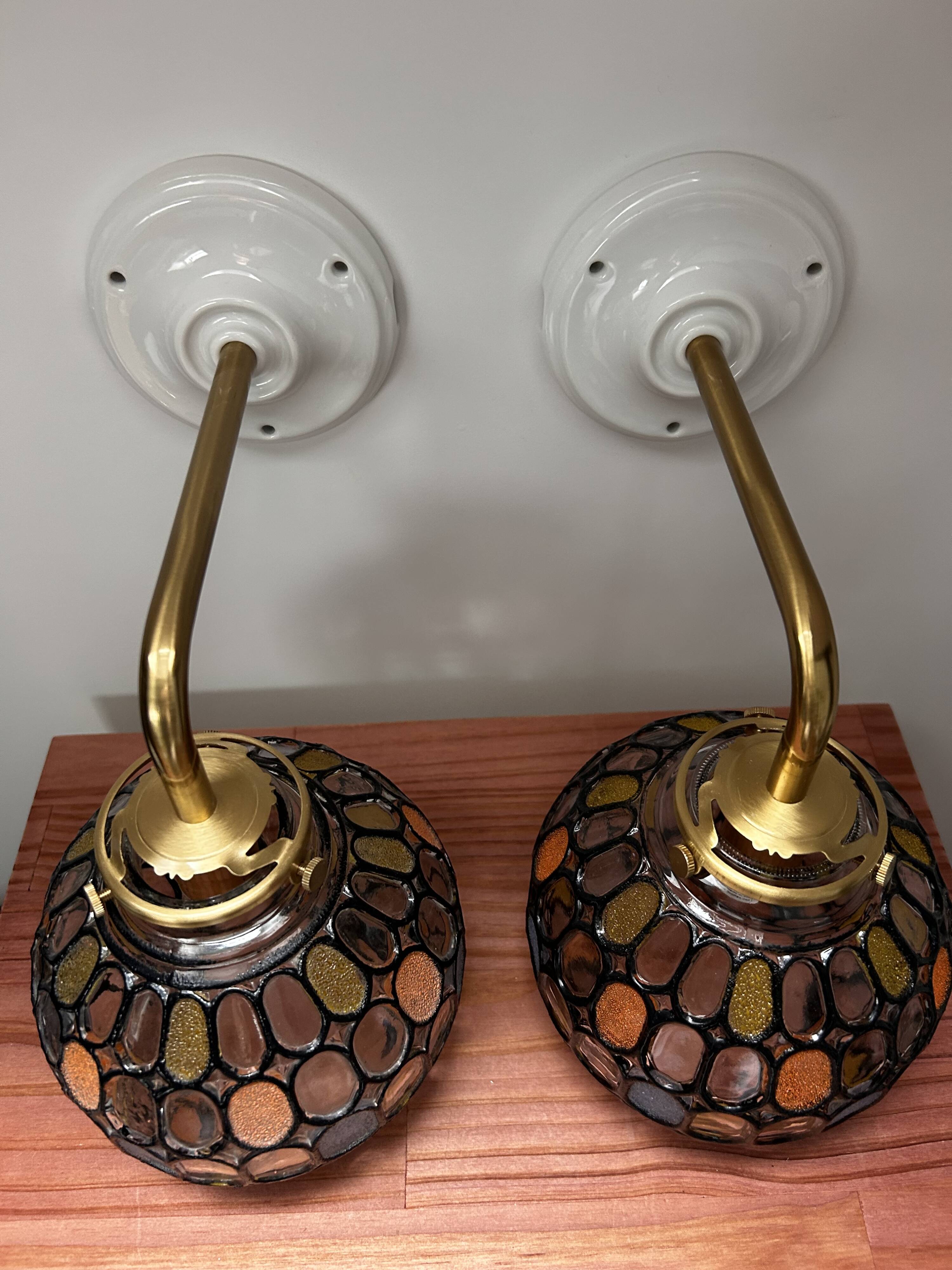 Paire d’appliques murales globes à facettes multicolores