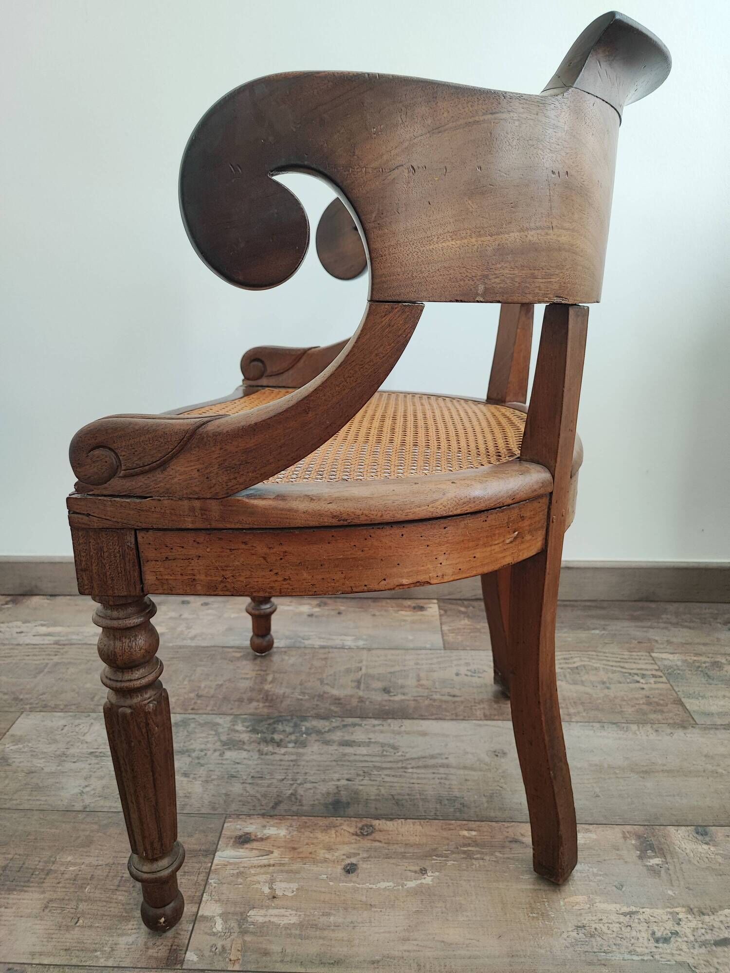 Fauteuil et Bureau en bois massif époque Louis Philippe.Vendu ensemble