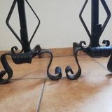 Paire de chenets en fer forgé et boule en laiton.