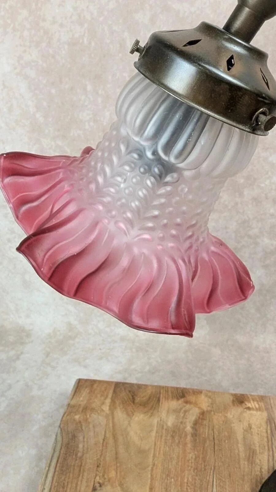 Vintage lamp with retro charm – frosted pink glass tulip