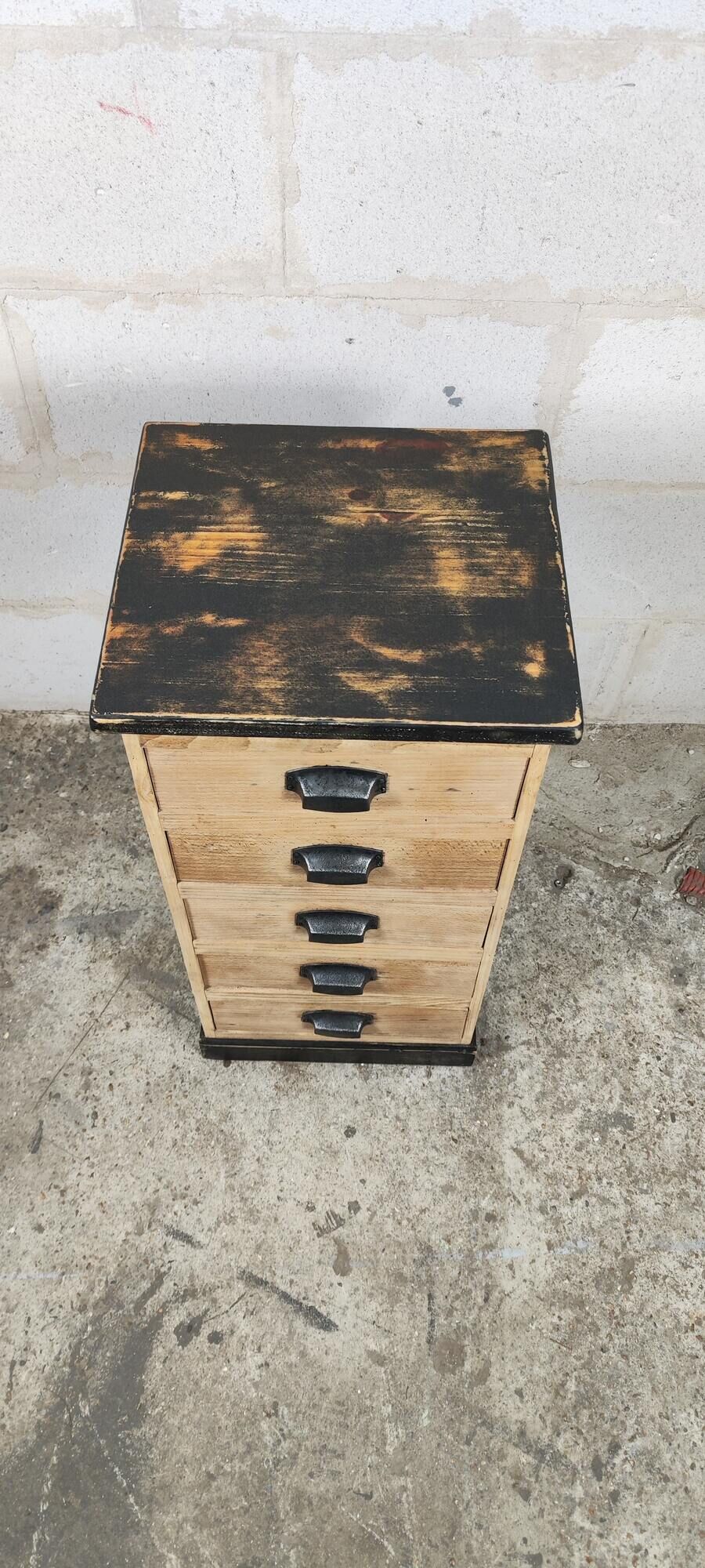 Workshop furniture in raw wood