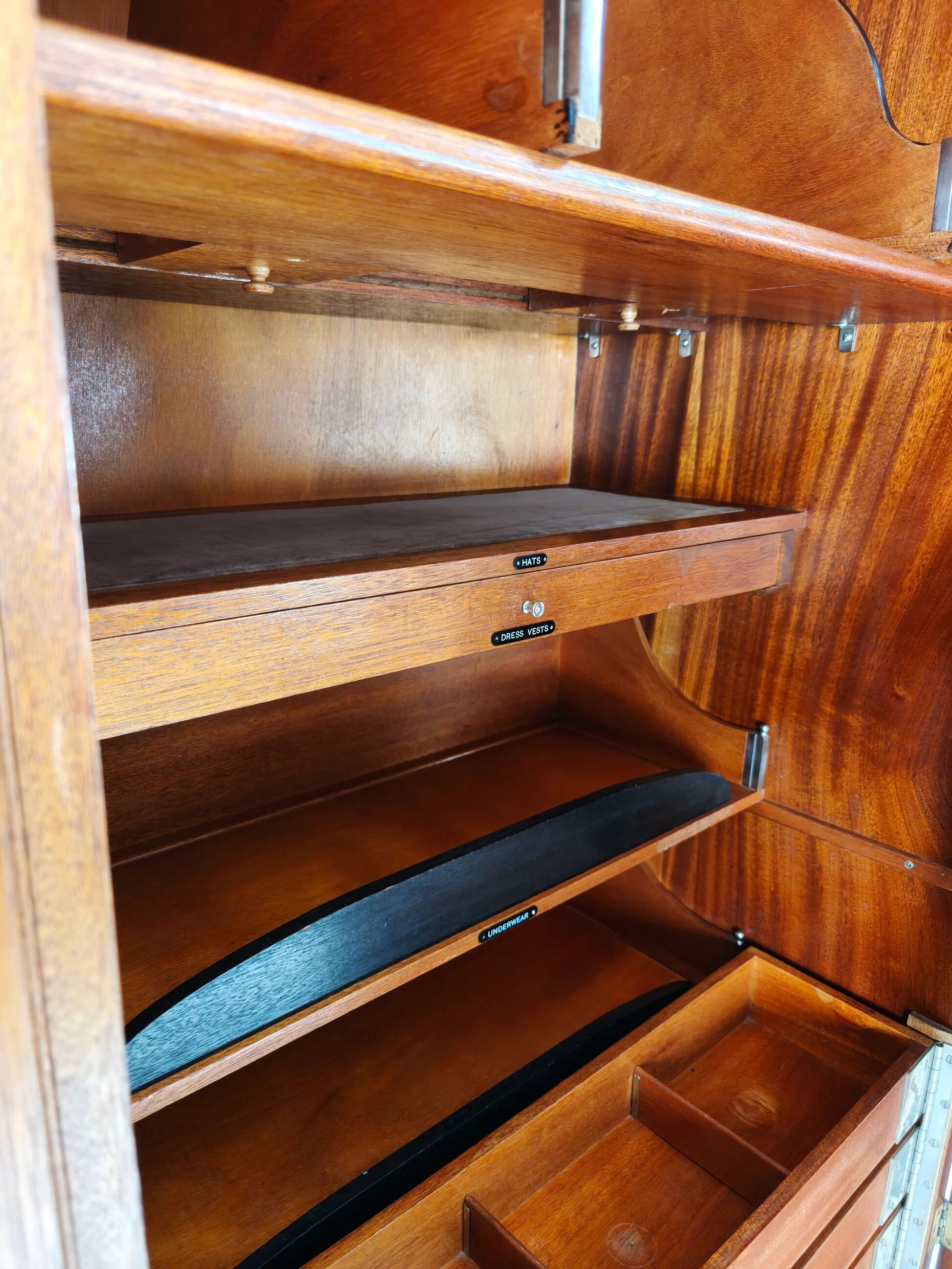 Belle garde-robe pour homme Art déco anglais des années 1920 Compactom Ltd