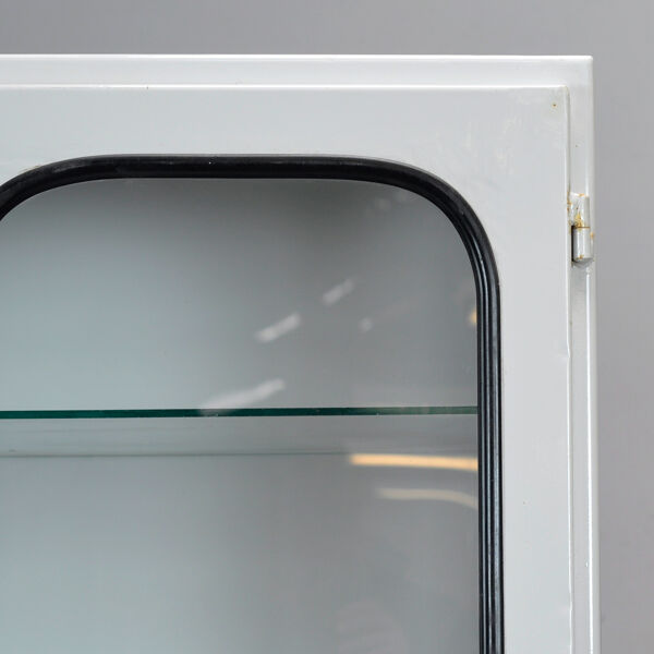 Cabinet médical vintage, années 1970