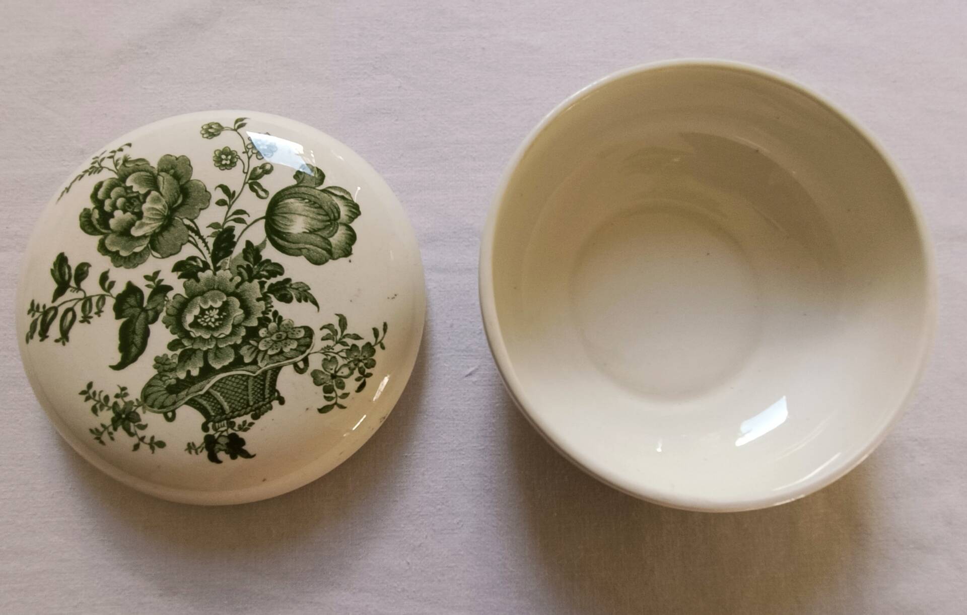 Bonbonnière or vintage jewellery box in Crown Devon earthenware, England.