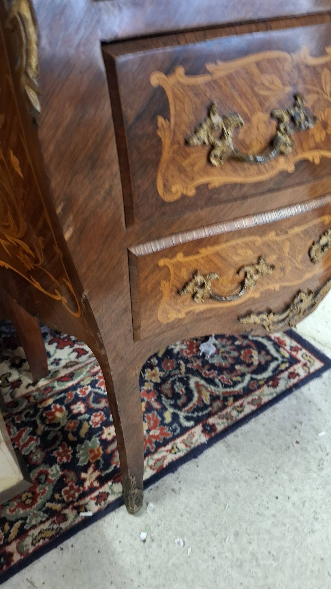Commode de style Louis XV en marqueterie