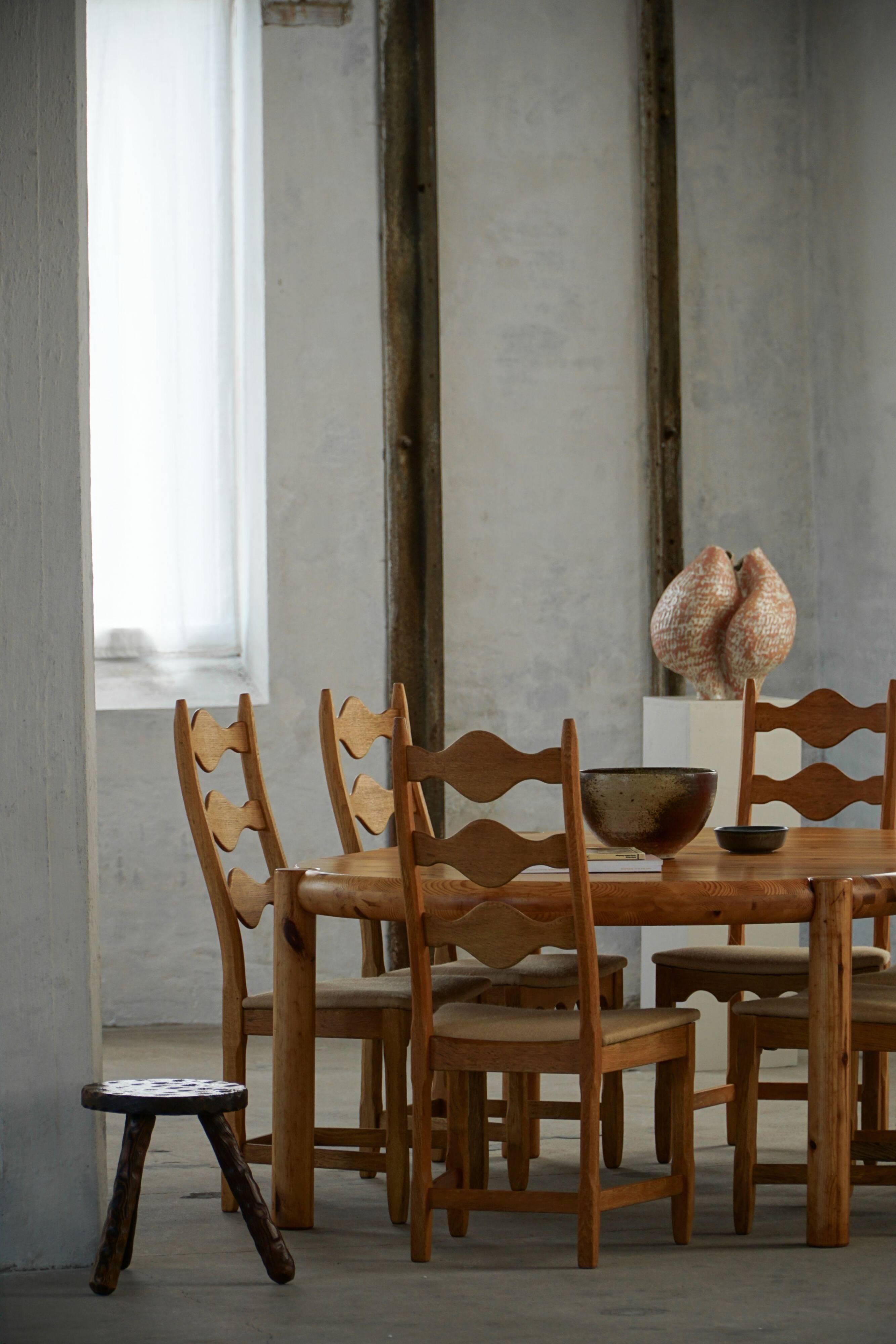 Rainer Daumiller, extendable round dining table in pine, modern Danish style, 1970s.