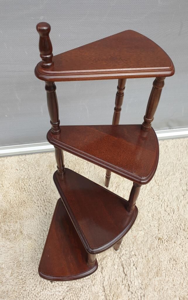 Display 4 spiral shelves