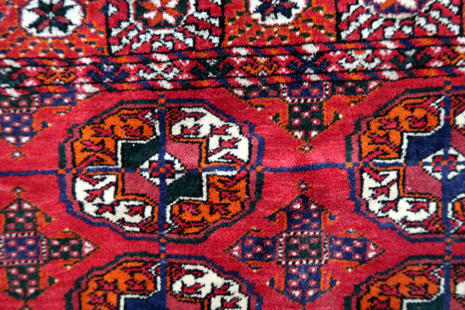 Tapis Vintage Tekke Turkmène Fait Main en Laine – Années 1960 – 126 x 188